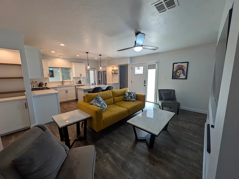 1022 W Mission Ln — Photo 4
