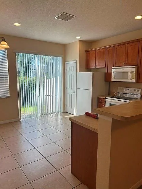 3 bed, 3.0 bath, 1187 sqft, $1,800 — Photo 3