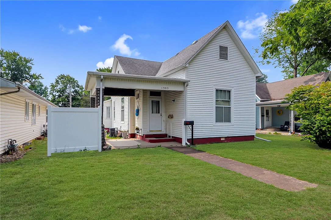 1305 Edgar Ave photo 1