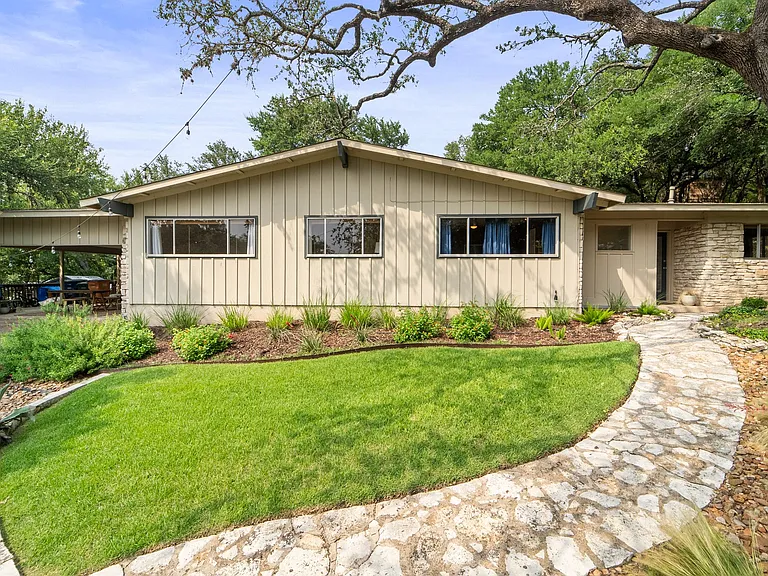 2402 Rockingham Cir!
