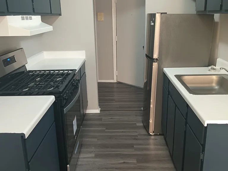 Dolphin Gardens Apartments — Photo 11