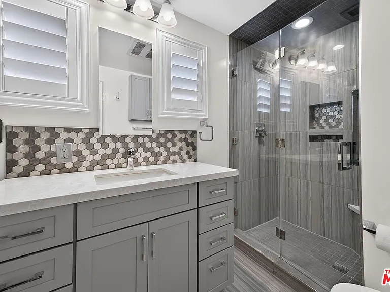 1301 N Flores St #4 — Photo 25