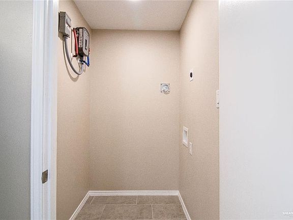 4th image of 906 E Tom Landry St #1