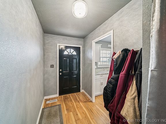3rd image of 102 Saddle Ln