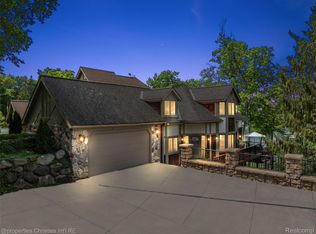 1739 Ridge Rd, White Lake, MI 48383