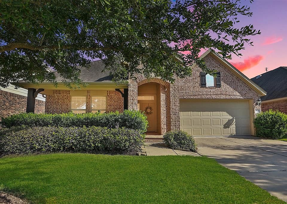 GREAT LOCATION: Vintage Royale has it all. It is close to shopping and dining in Vintage Marketplace and Vintage Park, provides easy access to SH249, Beltway 8 and 99 for getting to all parts of Houston, and it is zoned to sought-after Klein ISD scho