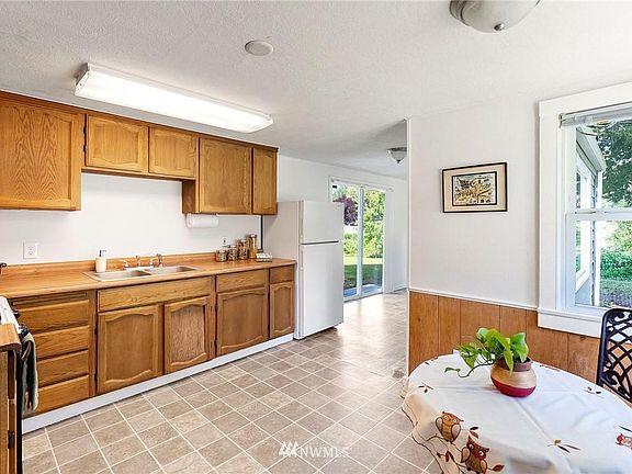 5th image of 4930 Eastview Dr SW