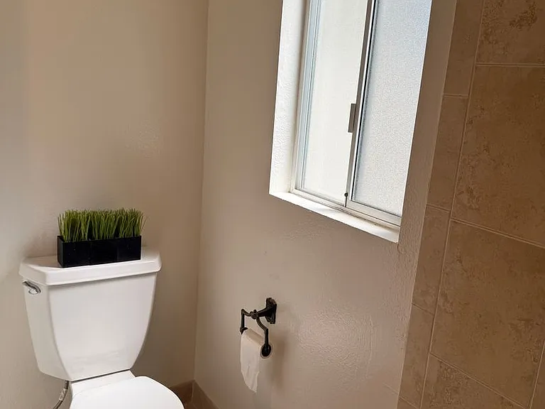 2523 S Bentley Ave — Photo 18