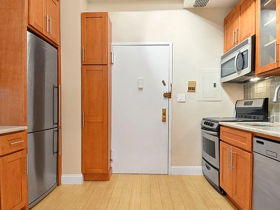 3rd image of 55 E 65th St