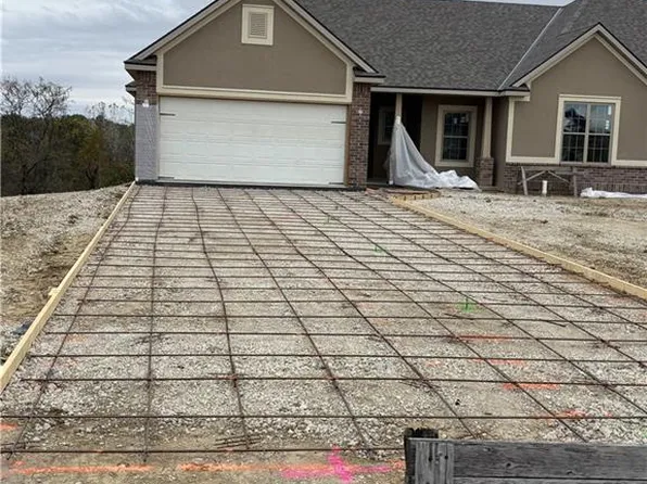 4903 Stonebridge Dr E, Saint Joseph, MO 64505