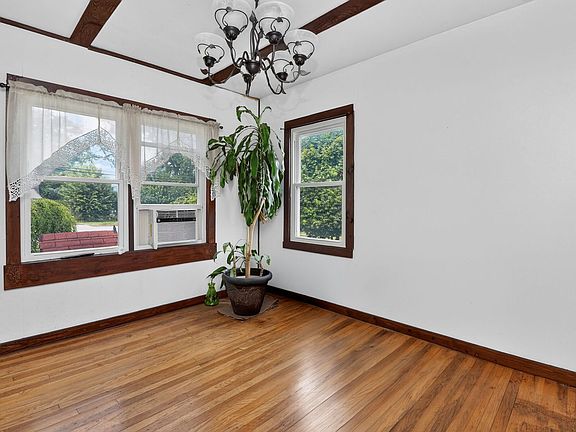 5th image of 10307 Dickens Ave