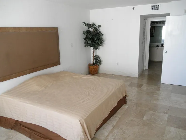 555 NE 15th St #28D — Photo 5