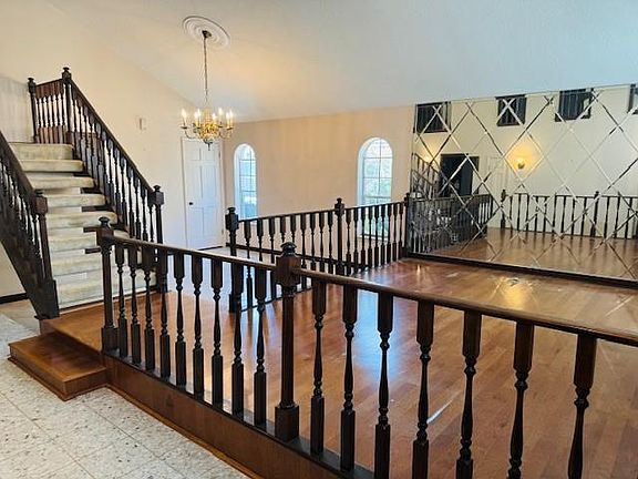 3rd image of 71 Verde St