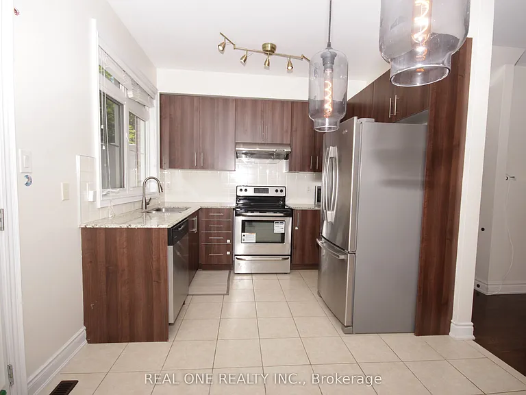7 Slingsby Ln — Photo 9