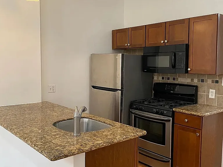 327 S 12th St — Photo 3