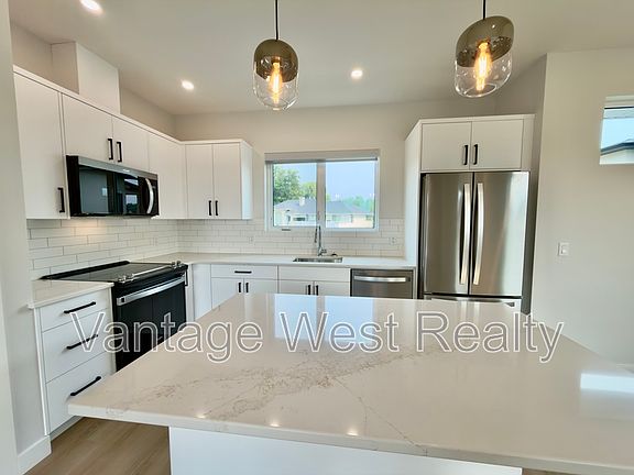 3rd image of 306 Sumac Rd W