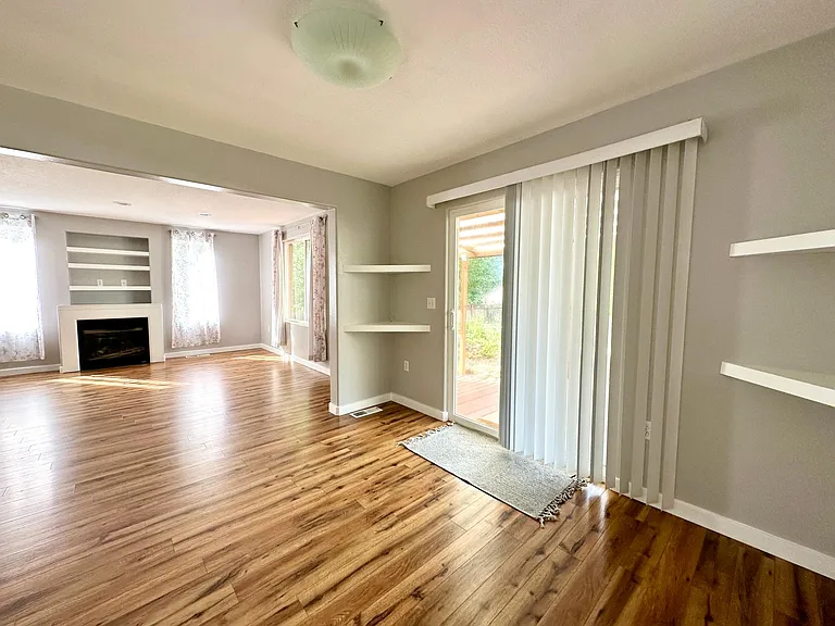 561 NW Mitchell Ct — Photo 4