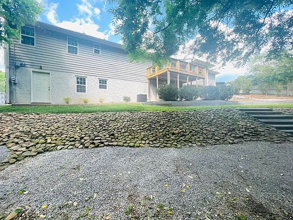 4th image of 224 Brownwood Ln