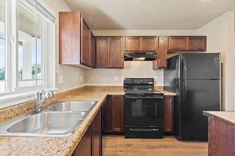 3 bed, 2.0 bath, $2,050 — Photo 3