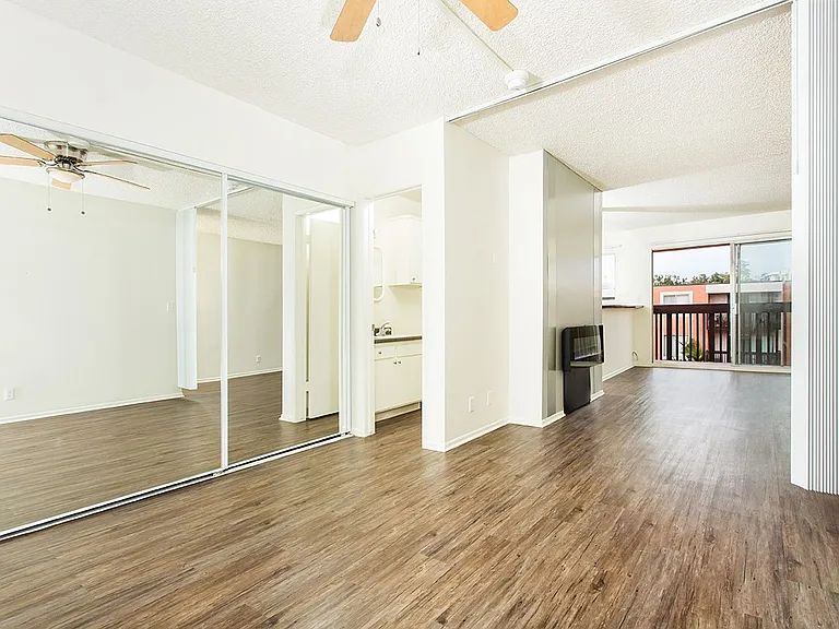 Westwood Villa — Photo 35
