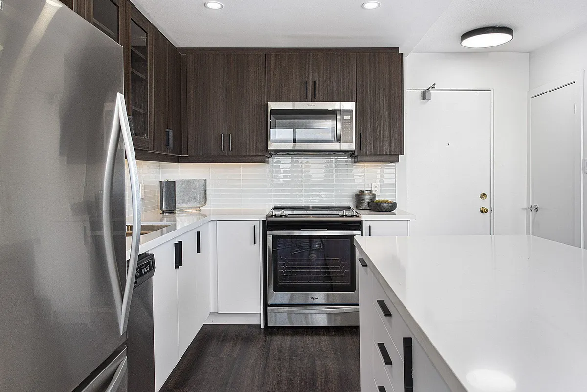 2465 Hurontario Street — Photo 3