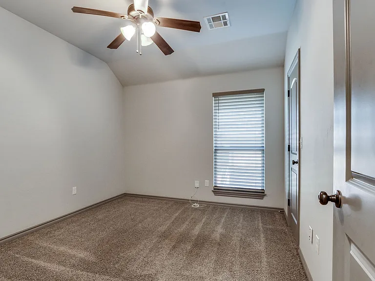 6133 Oxnard St — Photo 36
