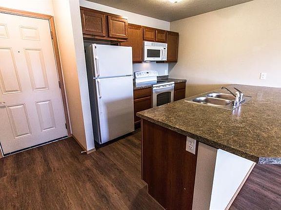4th image of 909 Byron St #103