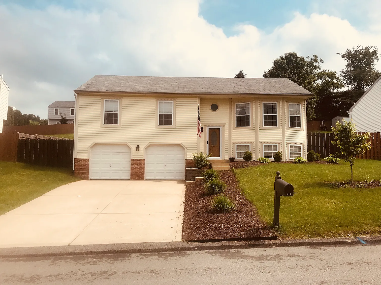 211 Carriage Blvd photo 1