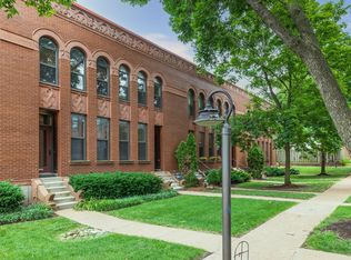 18 Manhattan Mews, Saint Louis, MO
