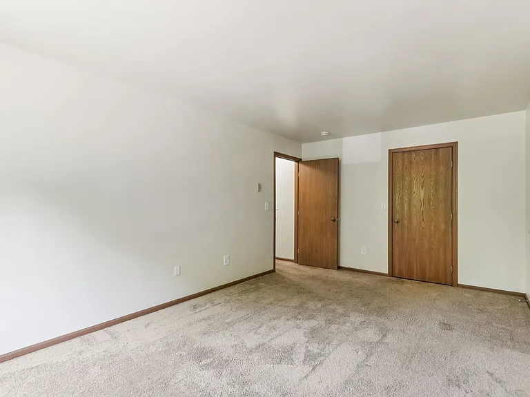 Woodfield Heights Apartments — Photo 23
