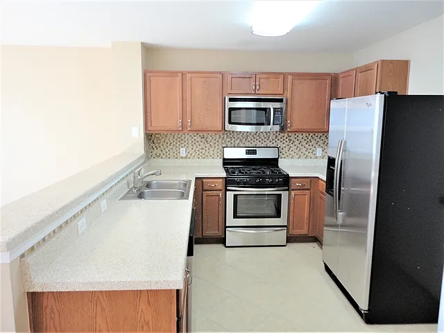 3 bed, 2.5 bath, 1700 sqft, $1,995 — Photo 2