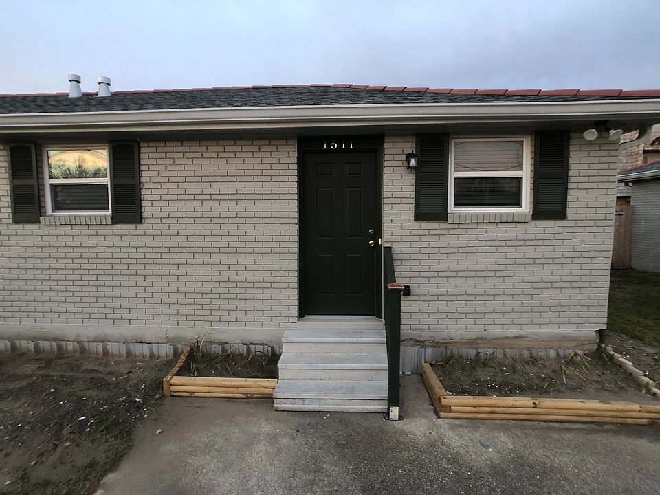 Exterior of house & driveway