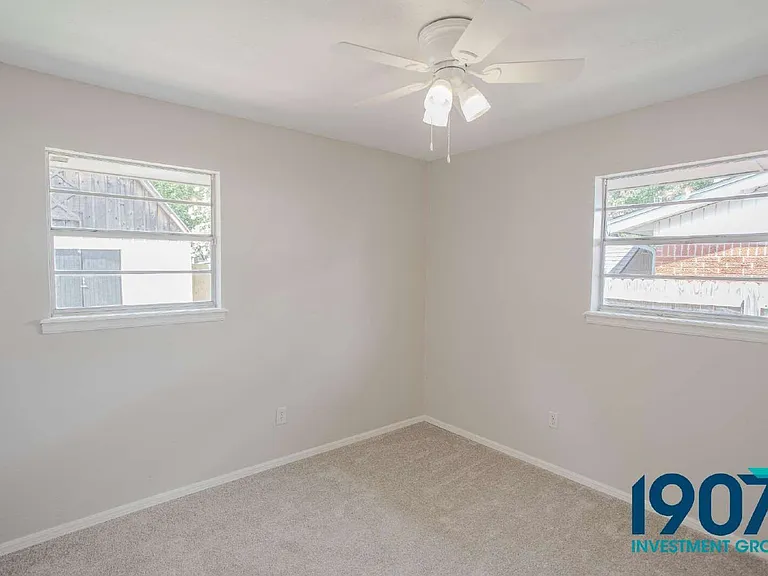 1041 SW 2nd St — Photo 13