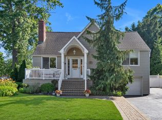 16 Walnut Road, East Rockaway, NY 11518