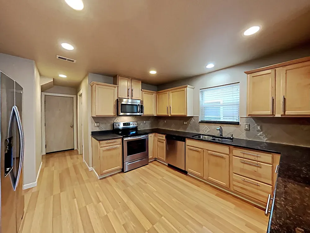 3 bed, 2.5 bath, 2440 sqft, $2,240 — Photo 3