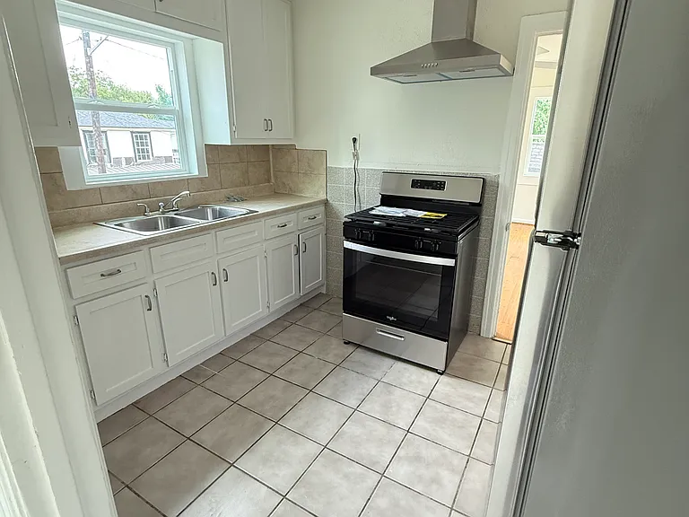 1206 Henninger St — Photo 6