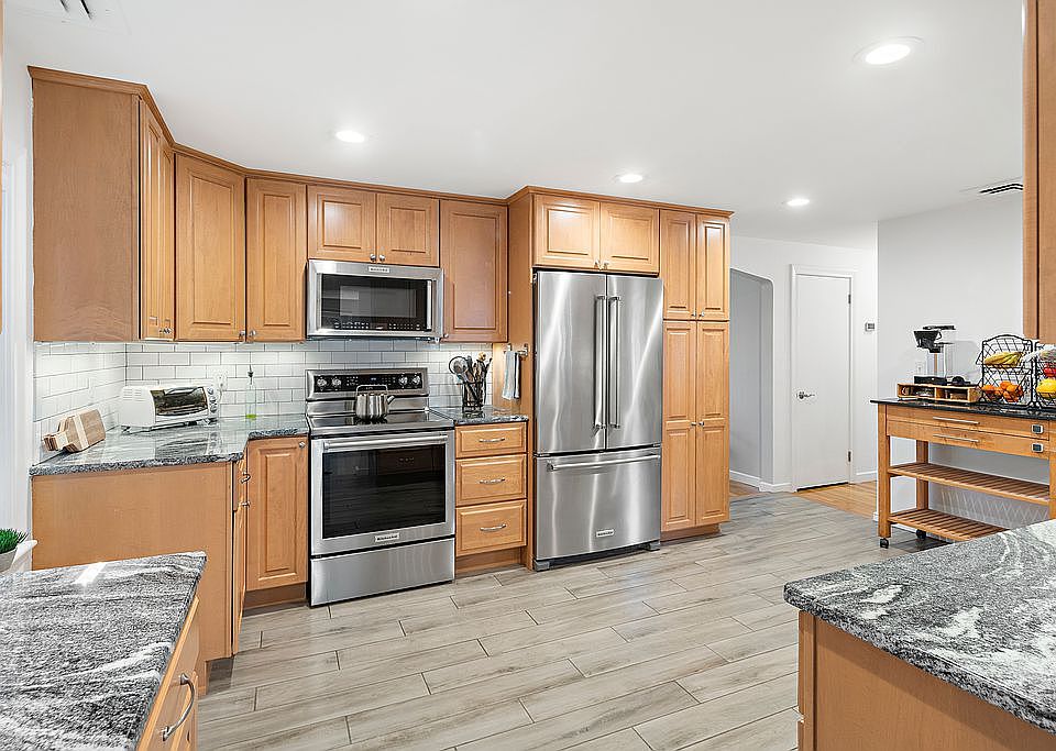2nd image of 462 Trapelo Rd