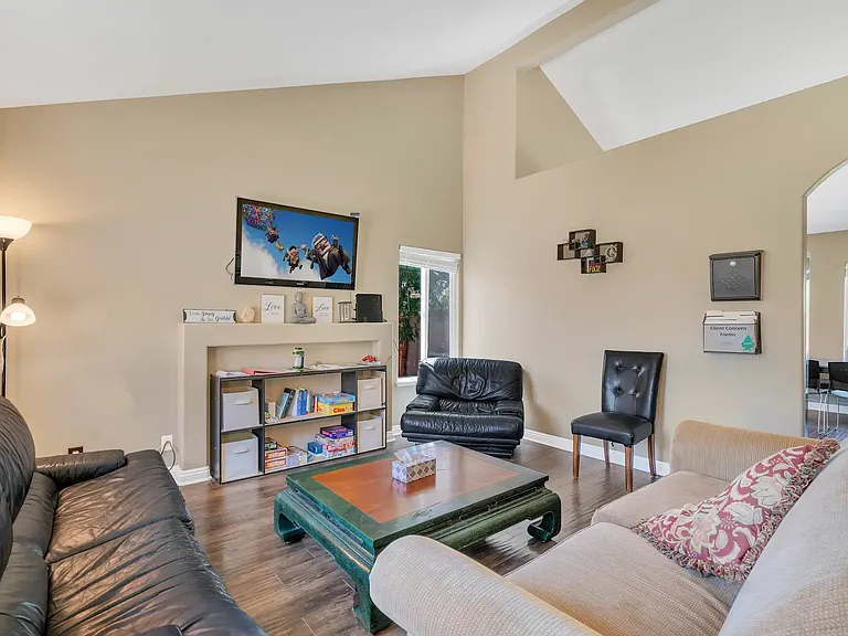 25207 Parkcrest Dr — Photo 4