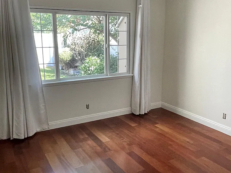 2820 N Buena Vista St — Photo 22