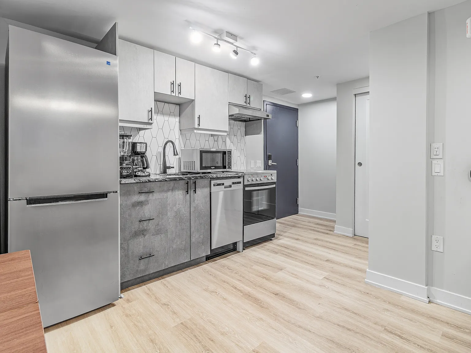 92 Hinton Avenue North — Photo 2