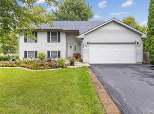 300 Picadilly Dr SE, Poplar Grove, IL 61065