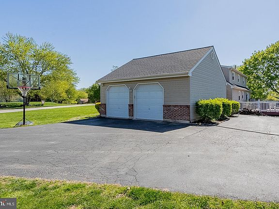 4th image of 109 Elizabeth Dr