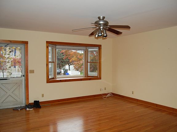 Open Concept Living/Eat In