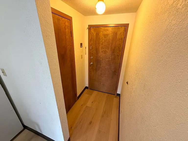 106 E Broadway — Photo 2