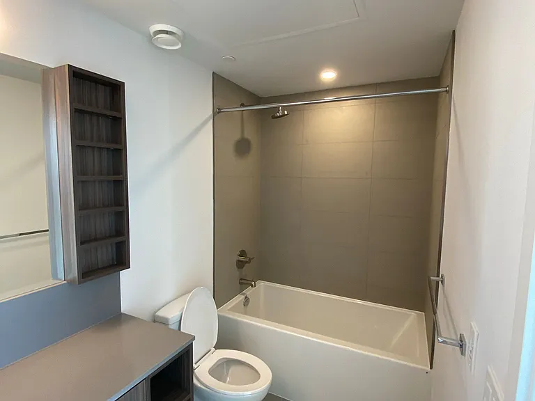 19 Western Battery Rd #Penthouse 20 — Photo 15