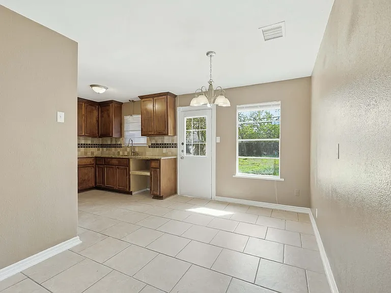 1110 Shephard Dr — Photo 2