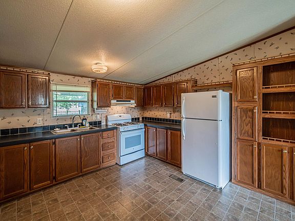 3rd image of 832 Irma Rd