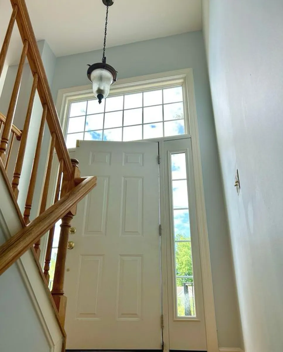Inside entrance - 8807 Briarcliff Ln