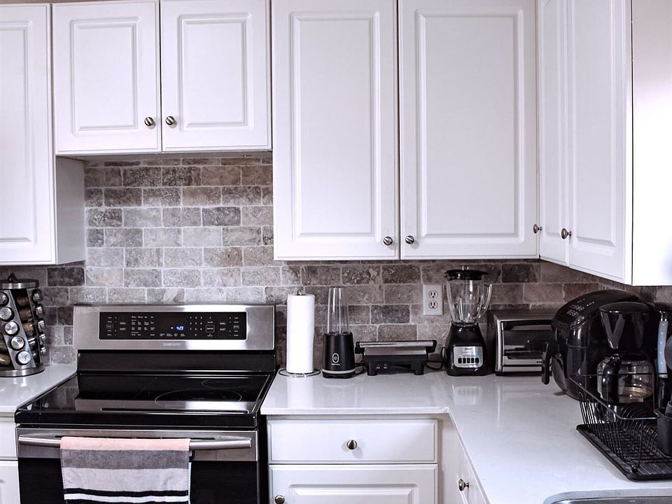 2nd image of 2537 E Jones St