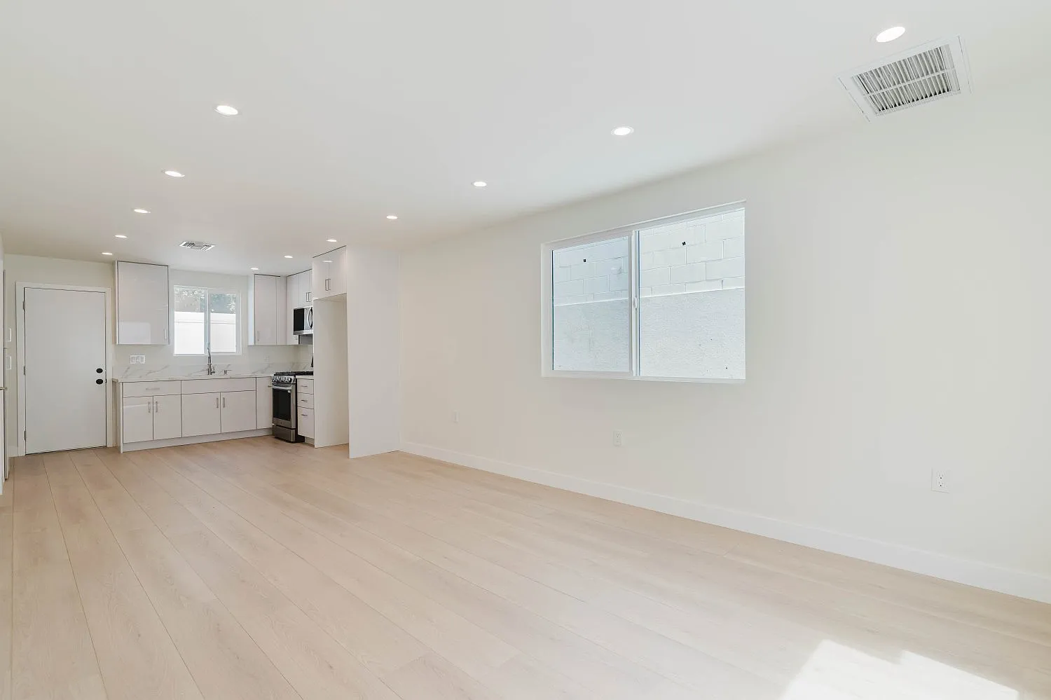 2 bed, 900 sqft, $2,700 — Photo 4